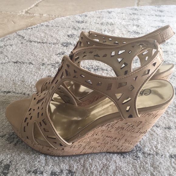 {Carlos} Laser Cut Leather and Cork Wedges - Picture 2 of 8